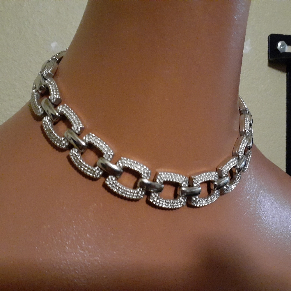 Monet choker